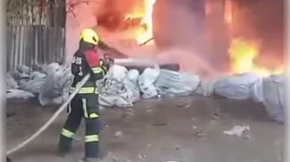 Пожар в цехе по производству пластика тушат в Алматинской области (ВИДЕО)