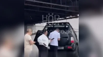 Школьник за рулем едва не сбил детей и протаранил забор частного дома в Алматы (ВИДЕО)