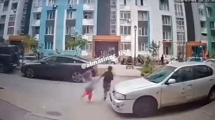 Водитель сбил двух детей во дворе многоэтажки в Алматинской области
