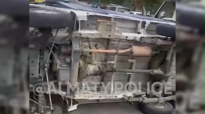 Не уступил дорогу: автомобиль перевернулся после столкновения в Алматы