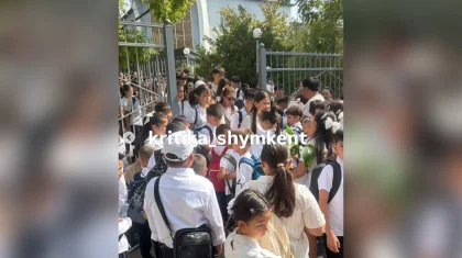 Один вход на всю школу: родители жалуются на давку в Шымкенте