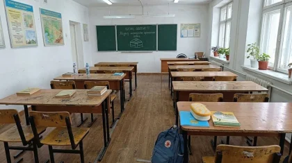 Старые парты в школе Караганды: администрация ответила на жалобу матери