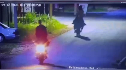 Катали пассажиров на плечах: опасные трюки подростков сняли камеры в Акмолинской области