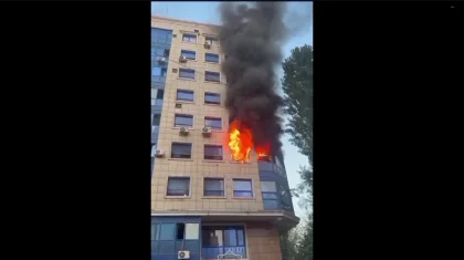 Пламя из окон многоэтажки на рассвете напугало жителей Алматы (ВИДЕО)