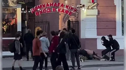 Двое мужчин устроили драку возле кафе в центре Костаная (ВИДЕО)