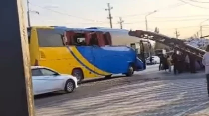 Спецтехника насквозь пробила автобус, пострадали три человека в Атырауской области