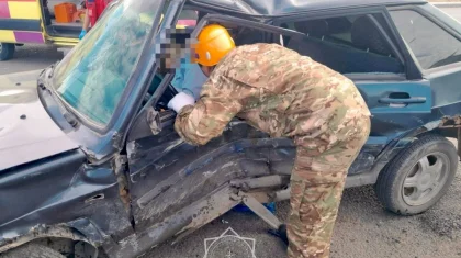 Спасатели вызволили женщину из искореженного в ДТП автомобиля в Уральске