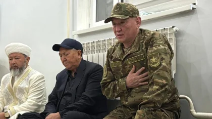 Министр обороны встретился с семьями погибших военнослужащих в Мангистау