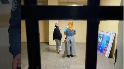 Эфир с матами в TikTok закончился арестом для двух девушек в Алматы (ВИДЕО)