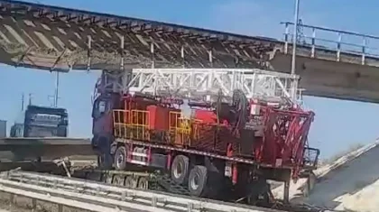 Фура повредила ж/д путепровод в Актау: закрыли въезд в город и движение поездов