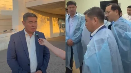 Депутаты от «Әділет» приняли участие в похоронах погибших на Каспии военных и навестили выживших