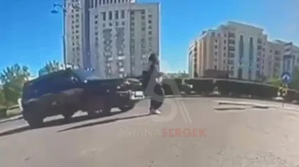В центре Астаны водитель внедорожника наехал на девушку и уехал с места ДТП (ВИДЕО)