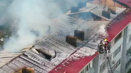 Пожар охватил кровлю пятиэтажки в Конаеве: эвакуировали 120 человек (ВИДЕО)
