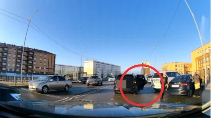 Ребенок выпал из автомобиля на ходу возле школы в Кокшетау (ВИДЕО)