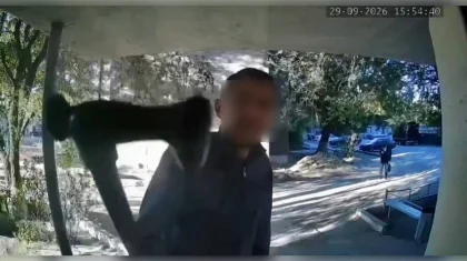 Дебошир под наркотиками разгромил домофон в подъезде в Семее (ВИДЕО)