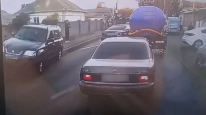 Автомобиль вылетел на тротуар в Алматинской области, где шли подростки (ВИДЕО)