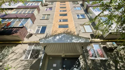 Жители годами добивались ремонта многоэтажки в Актобе: как им помогла партия «Әділет»