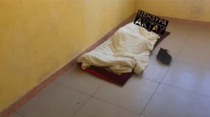 Подросток спал в подъезде, ожидая друга: ситуацию проверяют в Актау