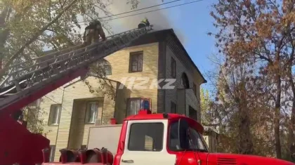 Восемь человек вывели из горящего дома в Усть-Каменогорске (ВИДЕО)