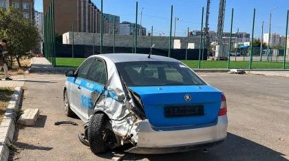 Разбитый полицейский автомобиль почти месяц стоит у детской площадки в Актау