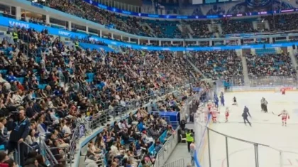 Зрители на матче «Барыса» трогательно исполнили песню Абая «Көзімнің қарасы» (ВИДЕО)