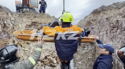С помощью экскаватора и носилок мужчину вытащили из трехметровой траншеи в Астане