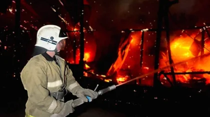 Два человека пострадали при пожаре в автосервисе в Шымкенте