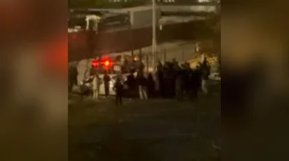 Lada влетела в ограждение и совершила наезд на двух пешеходов в Астане (ВИДЕО)