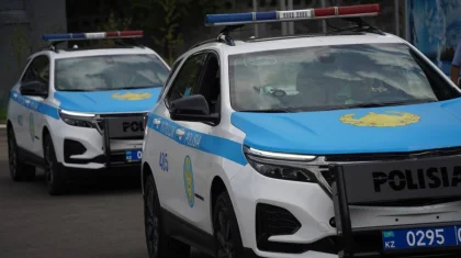 Грузовик снес остановку и врезался в дерево после ДТП в Алматы