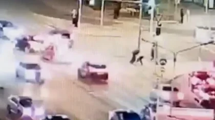 Мужчина попытался напасть на прохожего и бросался на машины в Астане (ВИДЕО)
