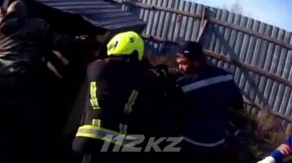 Уличный туалет с женщиной внутри провалился в яму в Павлодарской области