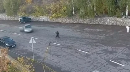 Водитель гонялся по стоянке за своим такси с пьяной пассажиркой за рулем в ВКО (ВИДЕО)