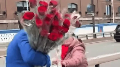 Двое казахстанцев раздали розы женщинам на улицах Лондона (ВИДЕО)