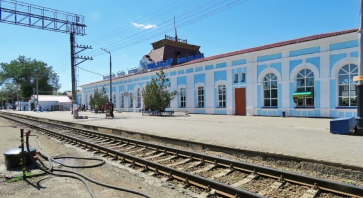 Станция шалкар. Жд станция в степи. Город эмба актюбинская область. Станция саксаульская казахстан. Кандыагаш вокзал.