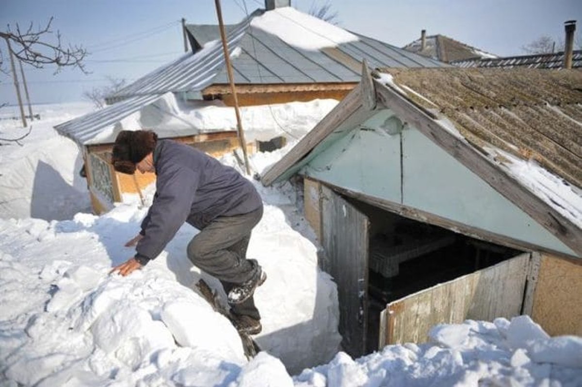 Село качки занесенное снегом оттаивает. Дом занесло снегом. Снег по крышу. Дом заваленный снегом. Деревню замело снегом.