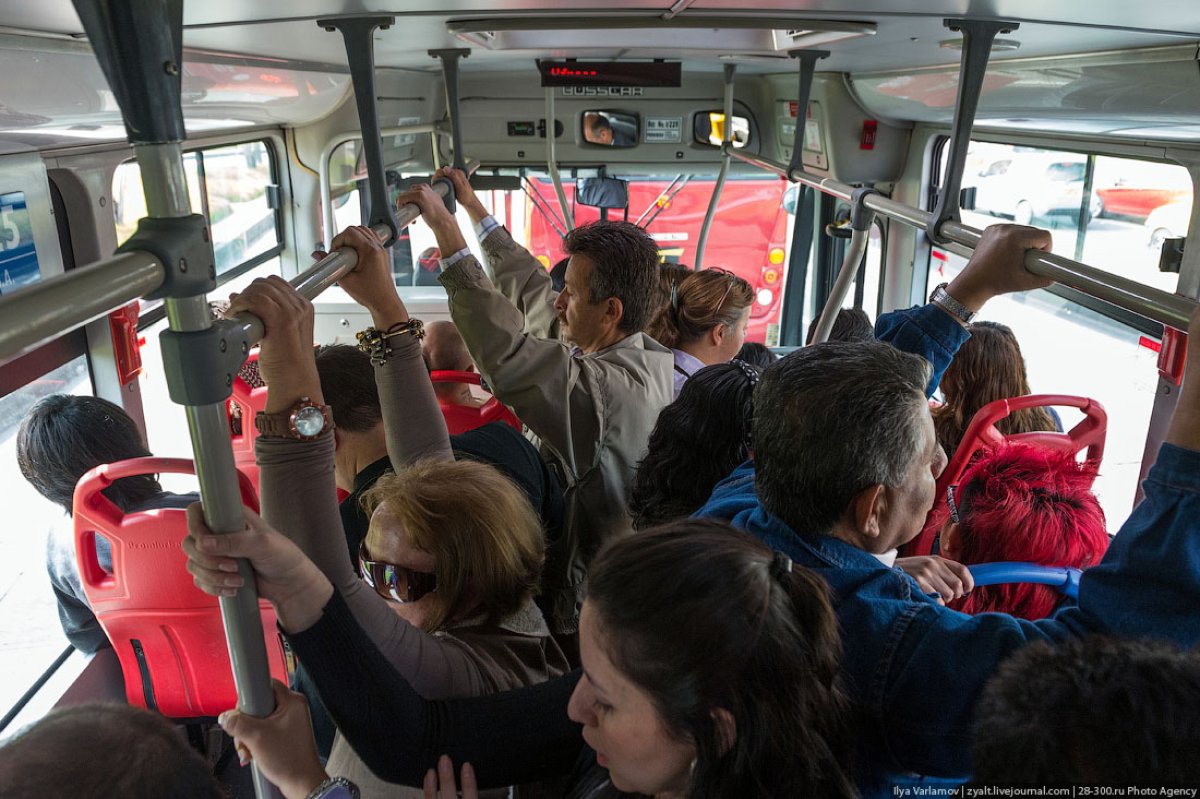 Пассажиры автобуса картинки. Пассажиры в автобусе. Пассажиры общественного транспорта. Люди в автобусе. Салон автобуса с пассажирами.