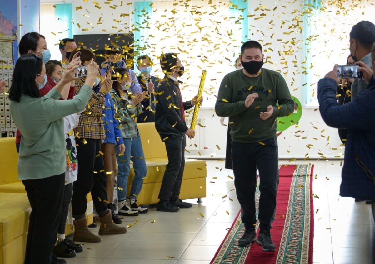 Иманбек передает 2 миллиона тенге от акима области на благотворительность и остается жить в Аксу