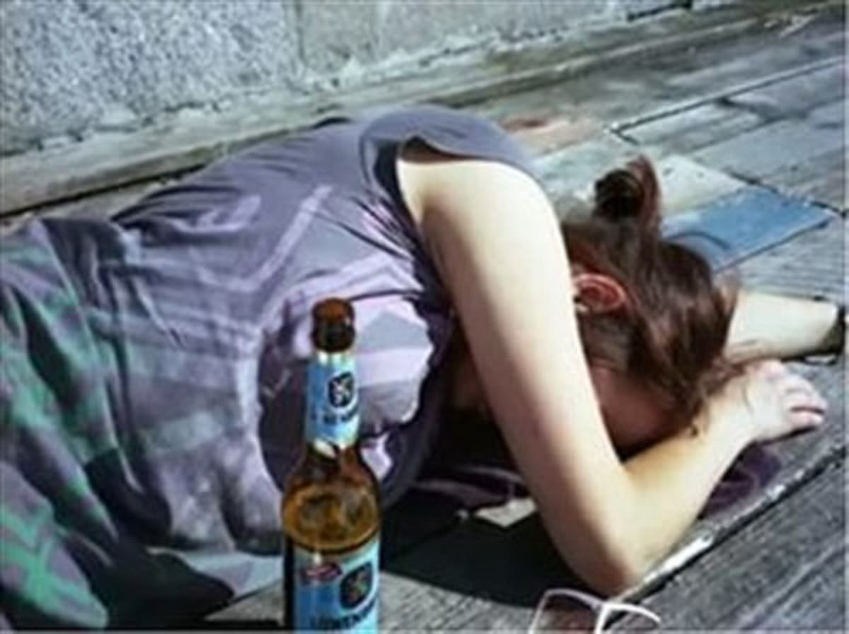 Пьяные спящие девушки фото. Пьющие женщины.