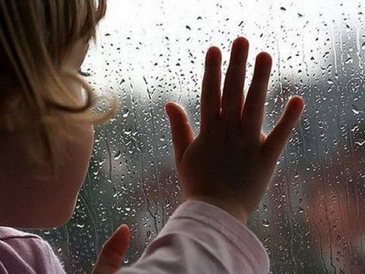 ребенок облизывает стекло. дети с расстройствами. стекло ребенок. стекло ребенок. стекло ребенок.