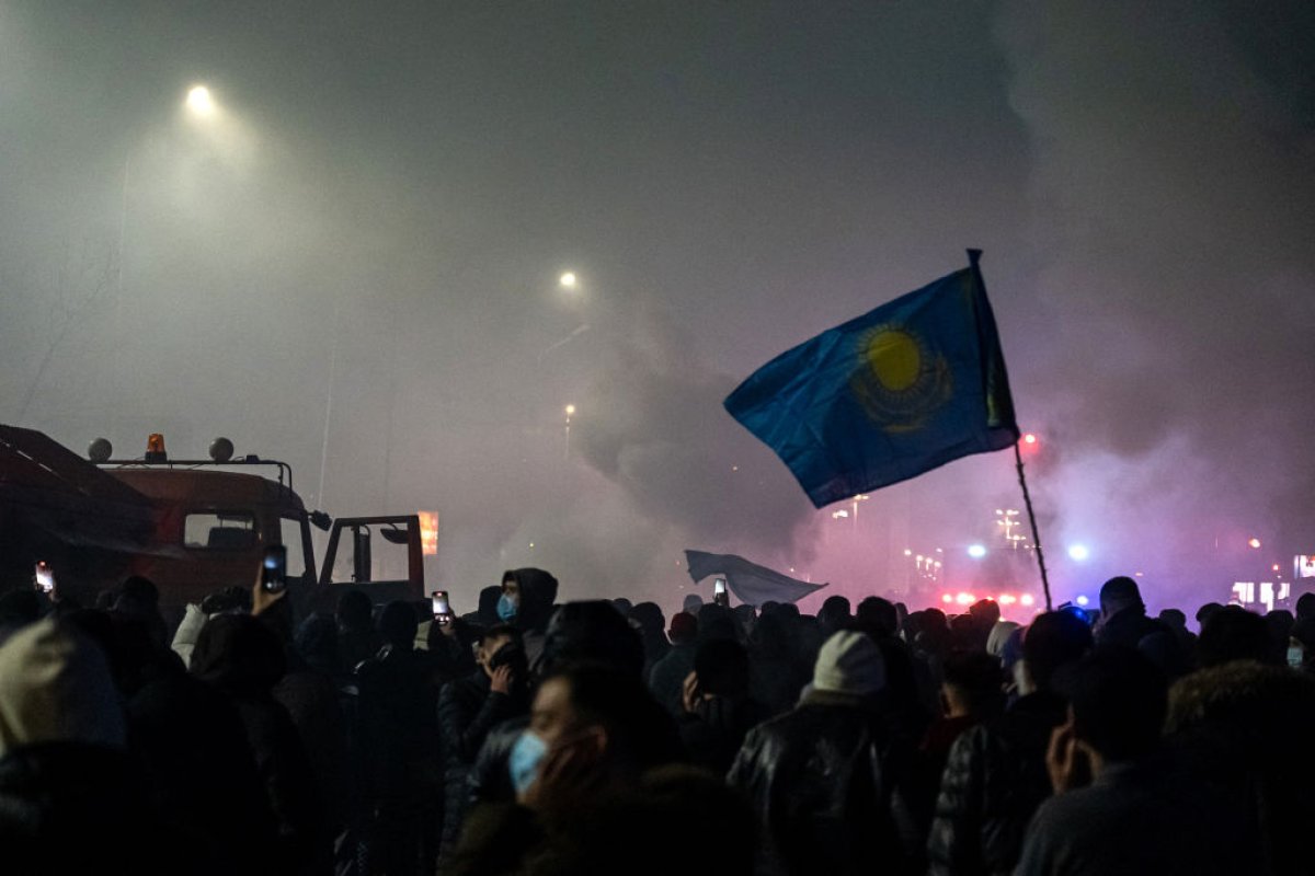 Вышел к 400 митингующим: как партиец успокаивал агрессивную толпу