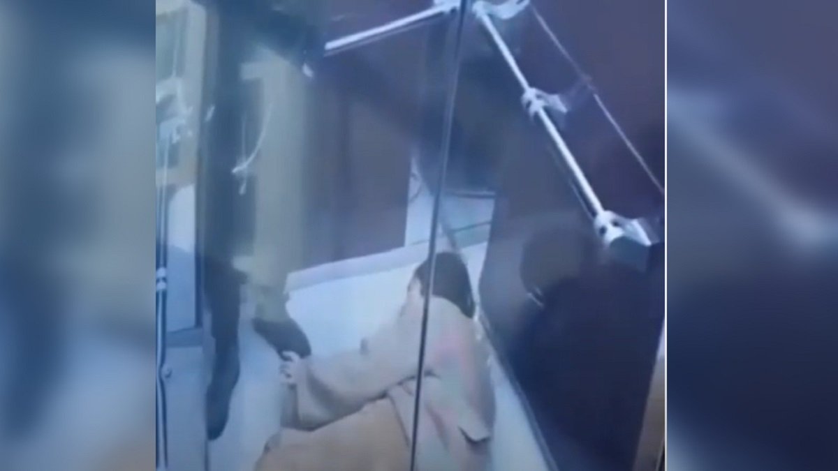 Видео снятое мужьями. Мужчина избивает девушку в лифте. Женщина избила девочку в лифте.