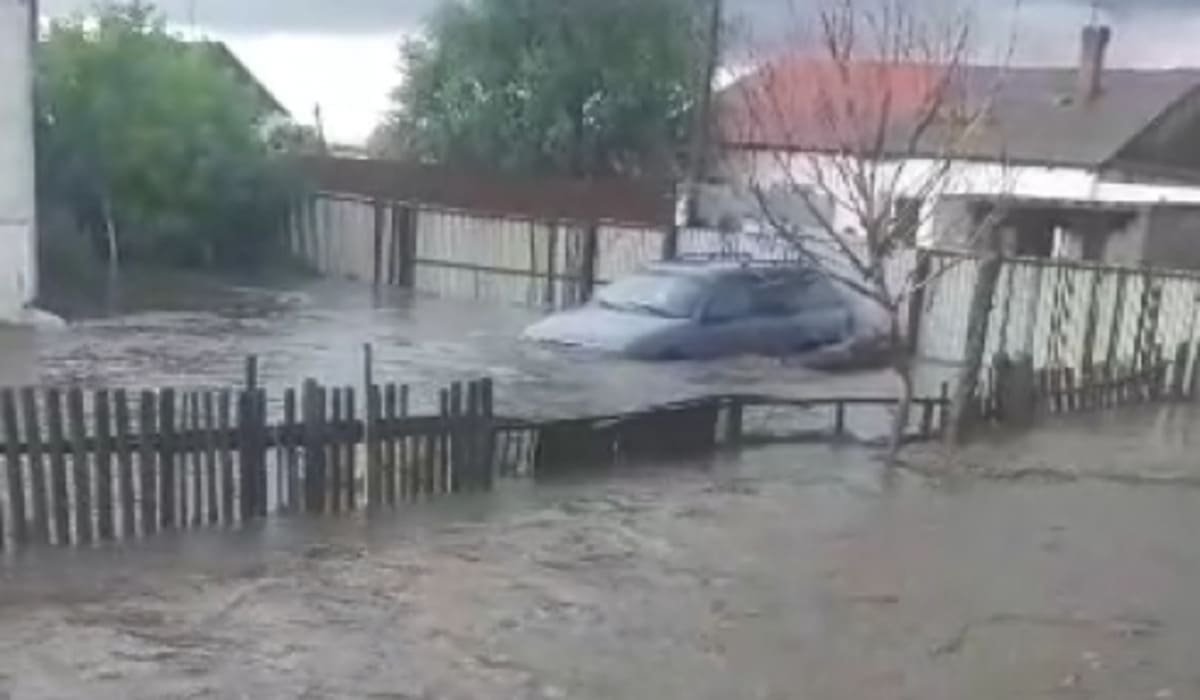 Очевидцы сняли на видео, как после ливня затопило село в Карагандинской  области