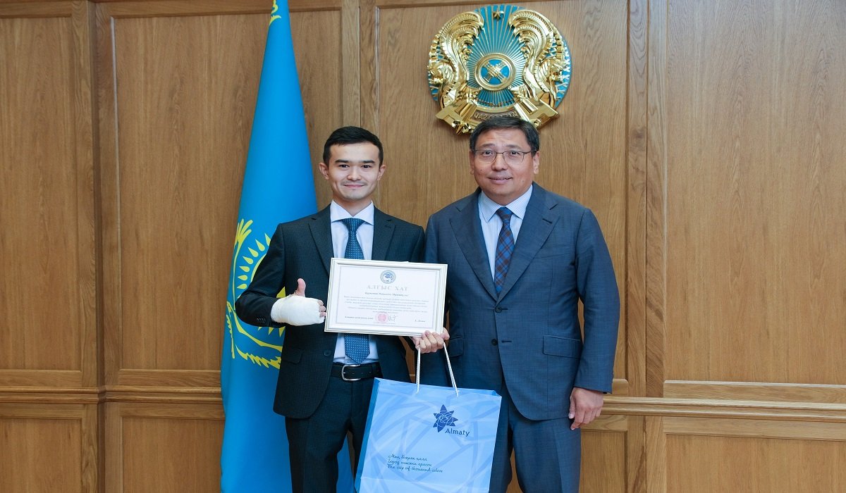 Чиновника, спасшего женщину от агрессивного мужа, наградили в Алматы