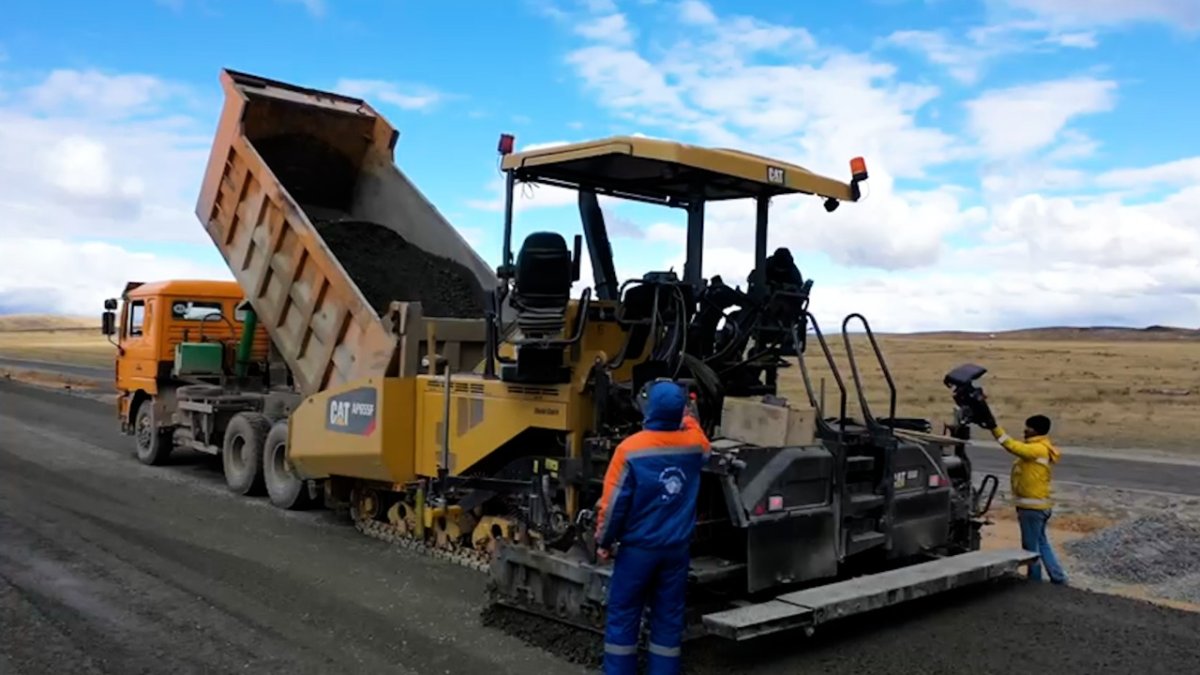 Масштабная работа по строительству и ремонту дорог проводится в ...