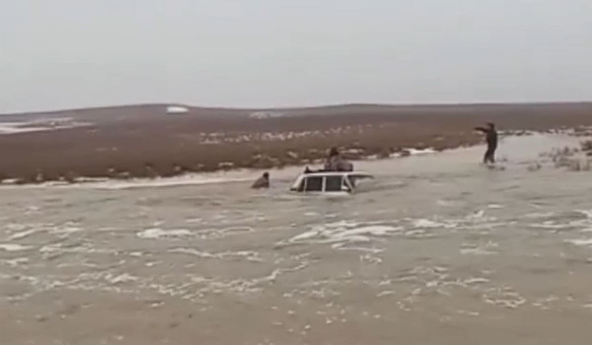 Машину уносит в море