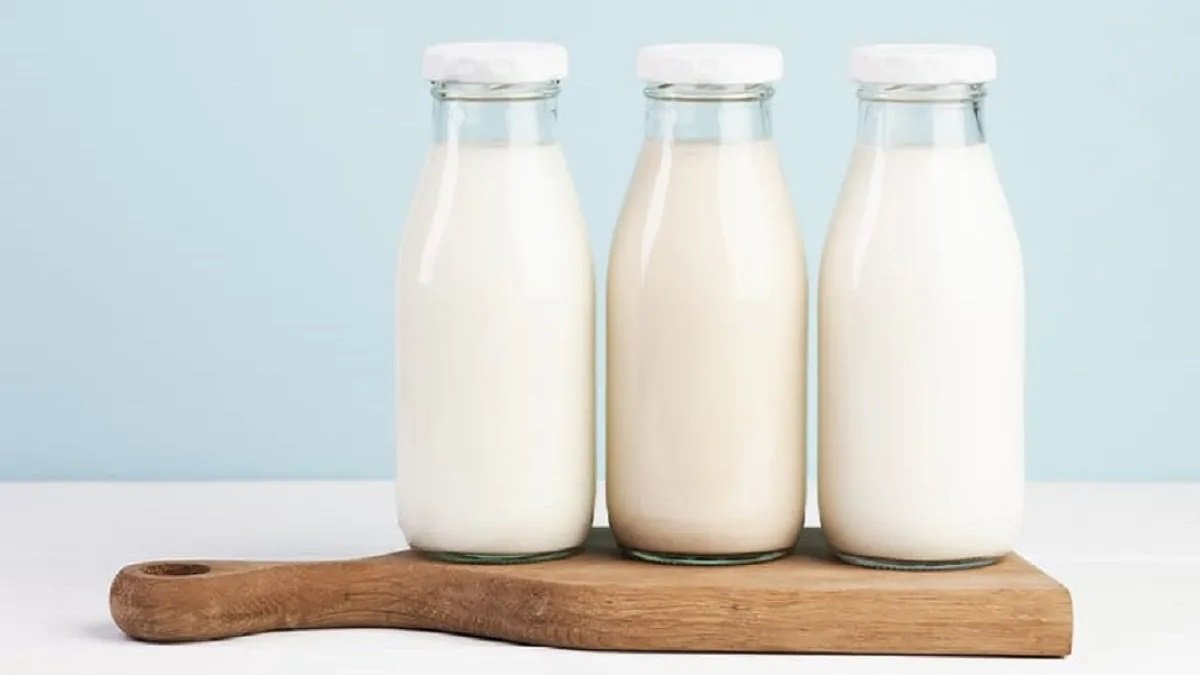 Бутылка молока буренка раньше вмещала. Цельное коровье молоко. Молоко на белом фоне. Молочные продукты на белом фоне. Кисломолочные продукты фото.