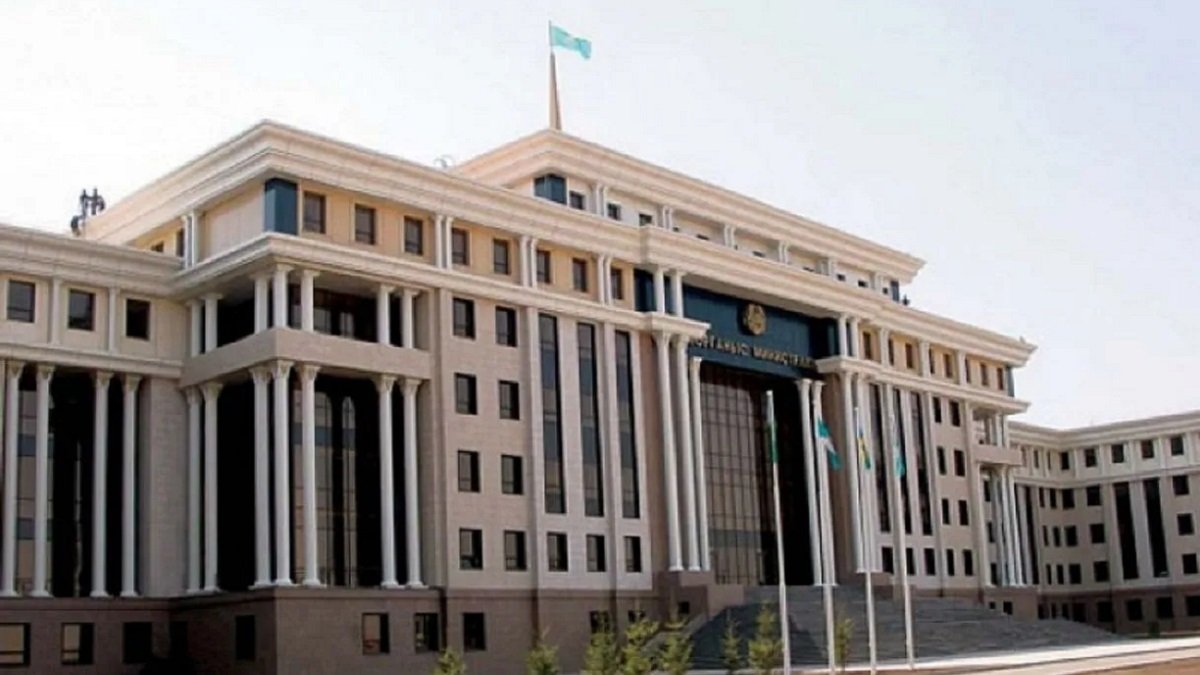 Сколько экземпляров подписывает руководитель. Документ реквизиты документа. Как подписываются документы. Лист регистрации документов. Гриф согласовано ставится сверху или снизу документа.