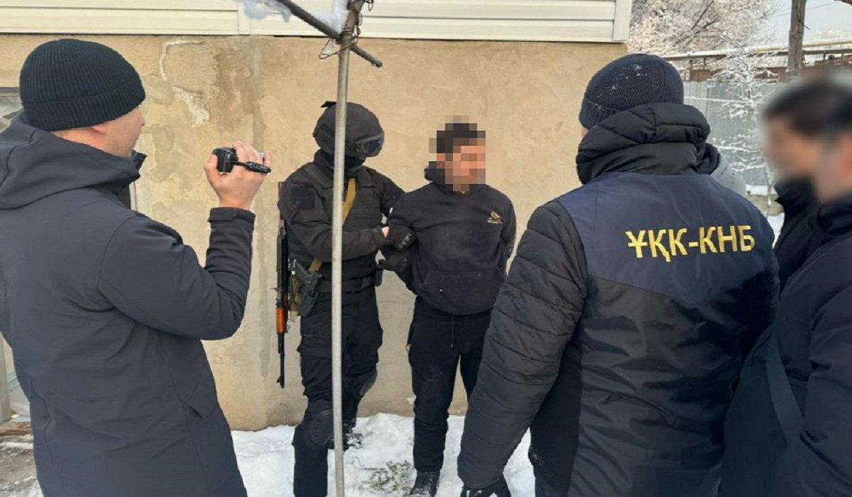 дом полиция обыск. полицейский в квартире. обыск в квартире. полицейский дом. полиция обыск в квартире.