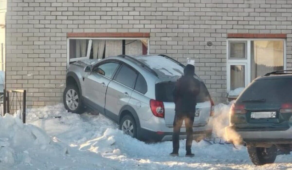 Автомобиль врезался в двухэтажный дом в Хромтау