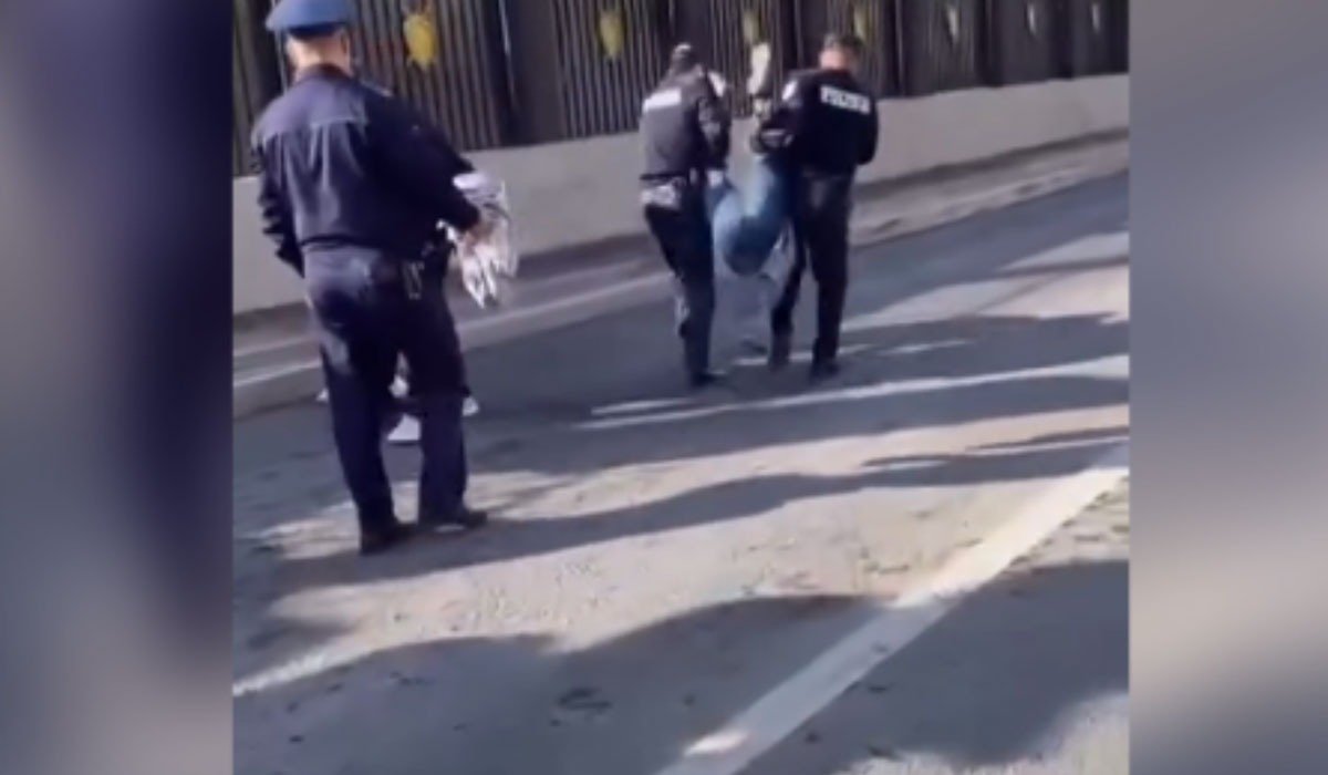 Держит за запястье. Девушка держит парня за грудки. Мужчина приподнимает за подбородок. Человек душит другого. Хватает за грудь.